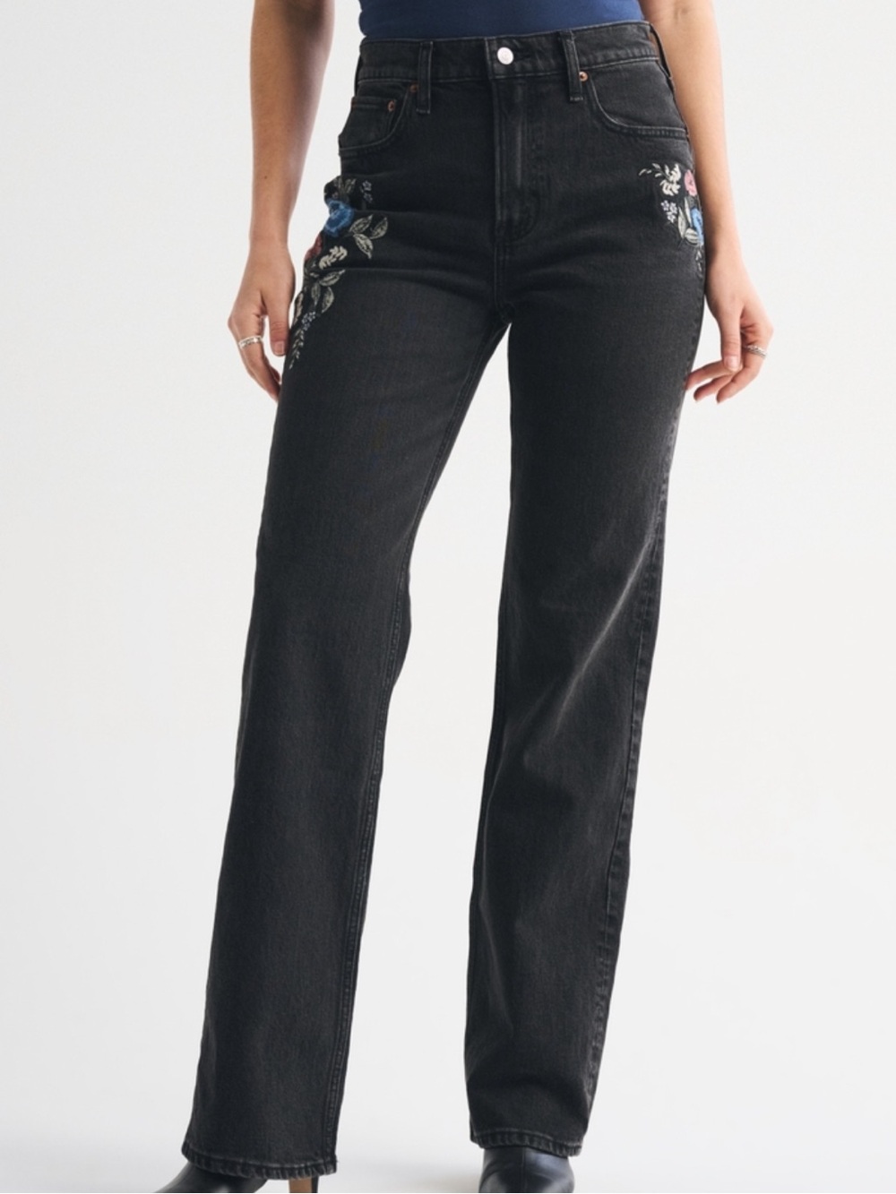 A&F - High Rise Relaxed 90s Floral Embroidered Jeans - 24 Long